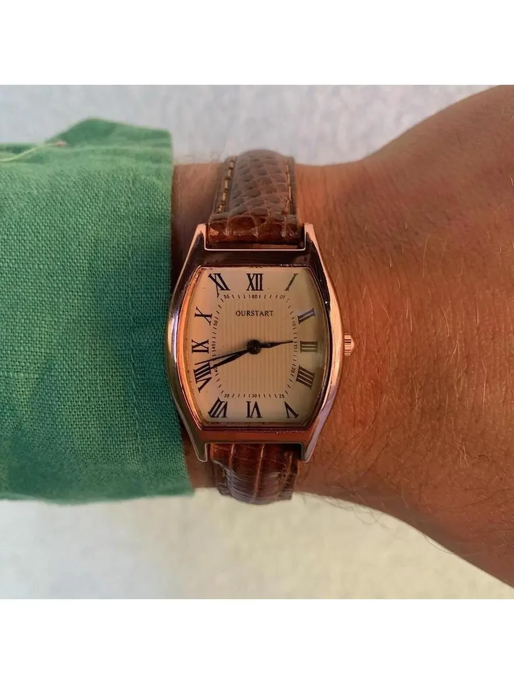 Minimalistic essential vintage style gold and leather style band watch. 9